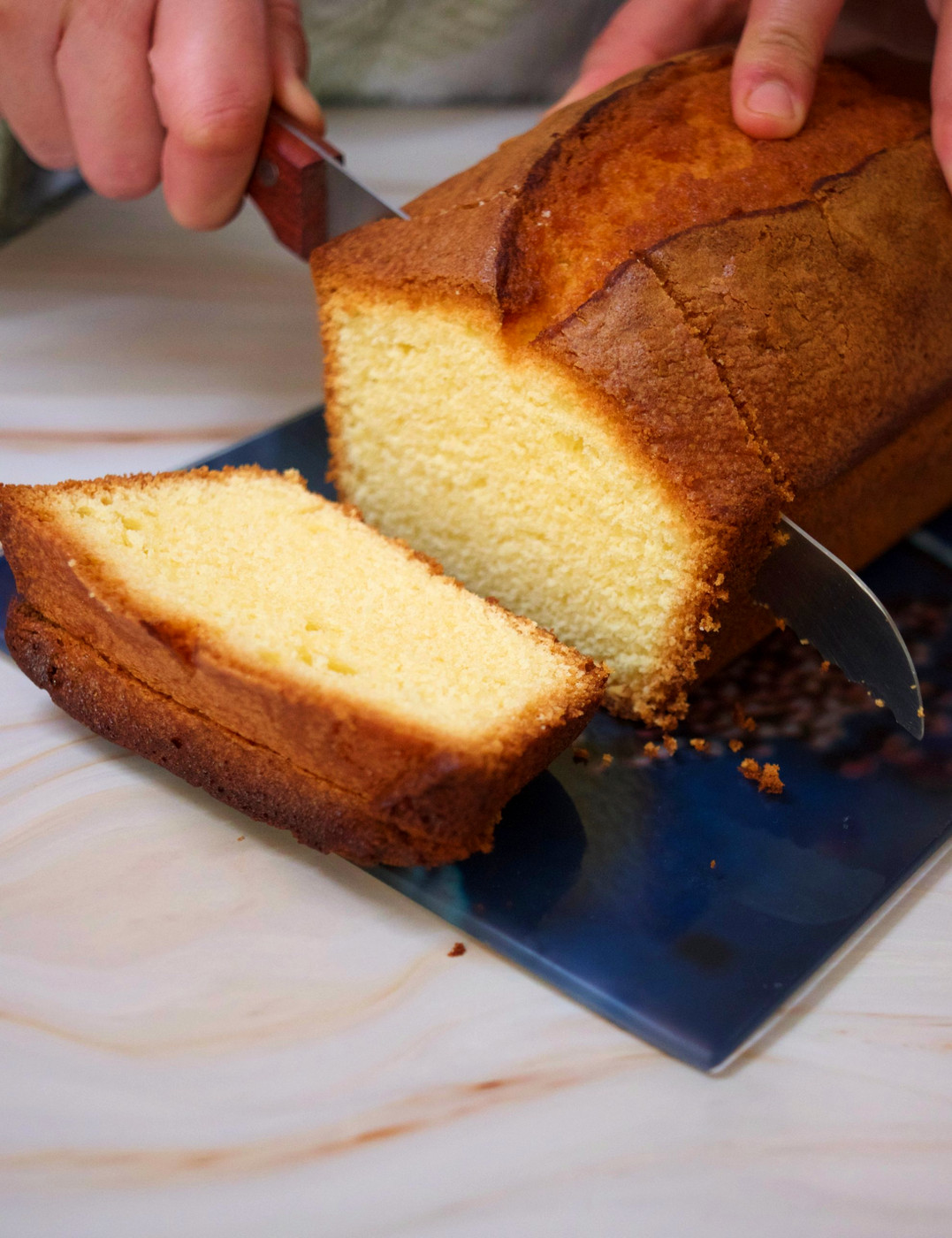 Cake tranché au couteau