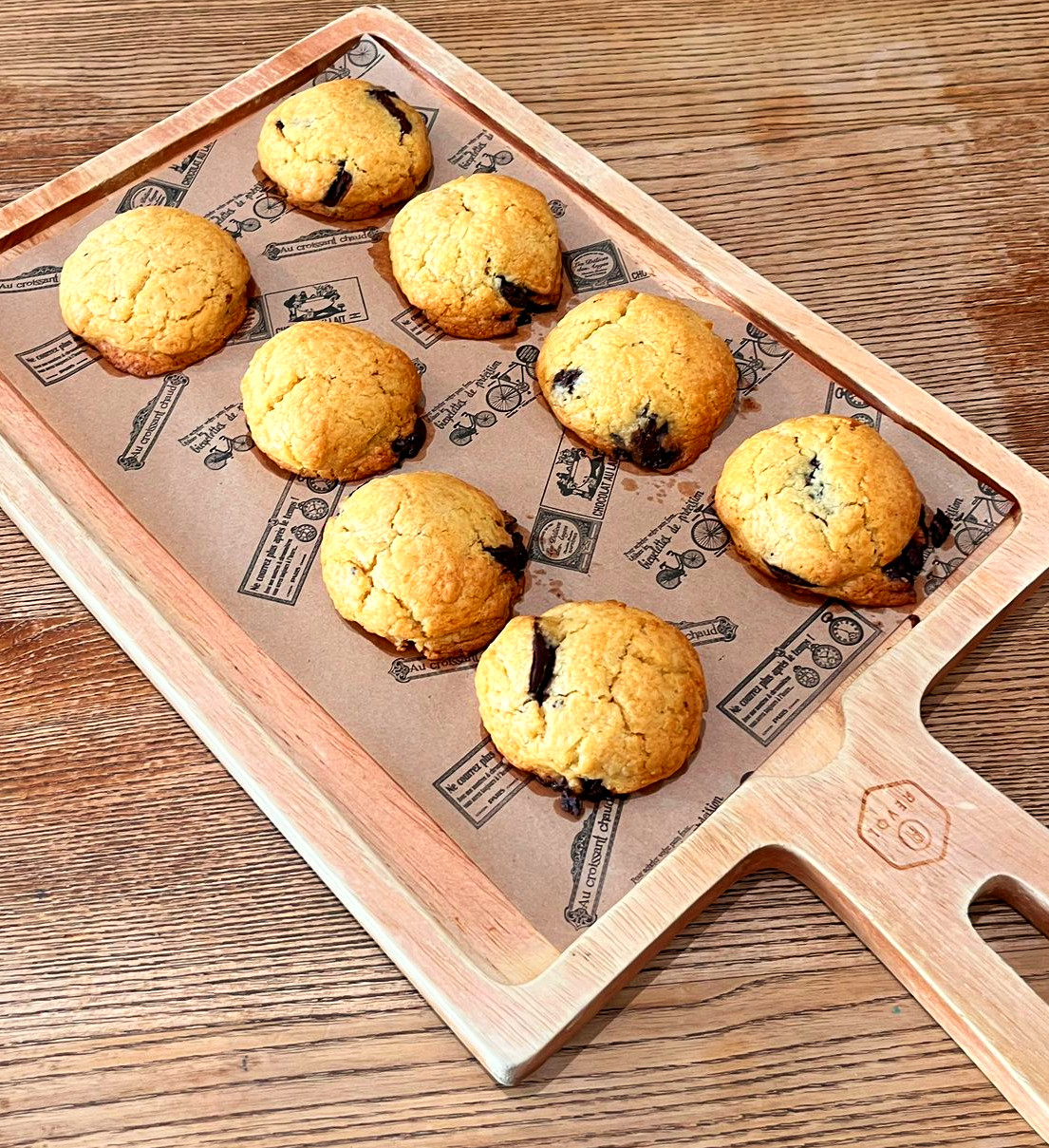 Cookies aux pépites de chocolat sur planche